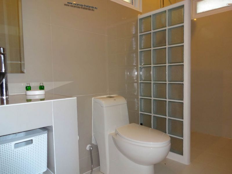 equipment-bathroom-1-white - villa-koh-samui-thailand